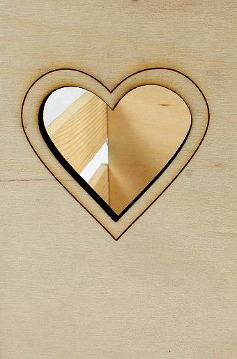 Подарочные Коробка деревянная 605/411-93 прямоуг. c резными ручками- сердце классическое от производителя